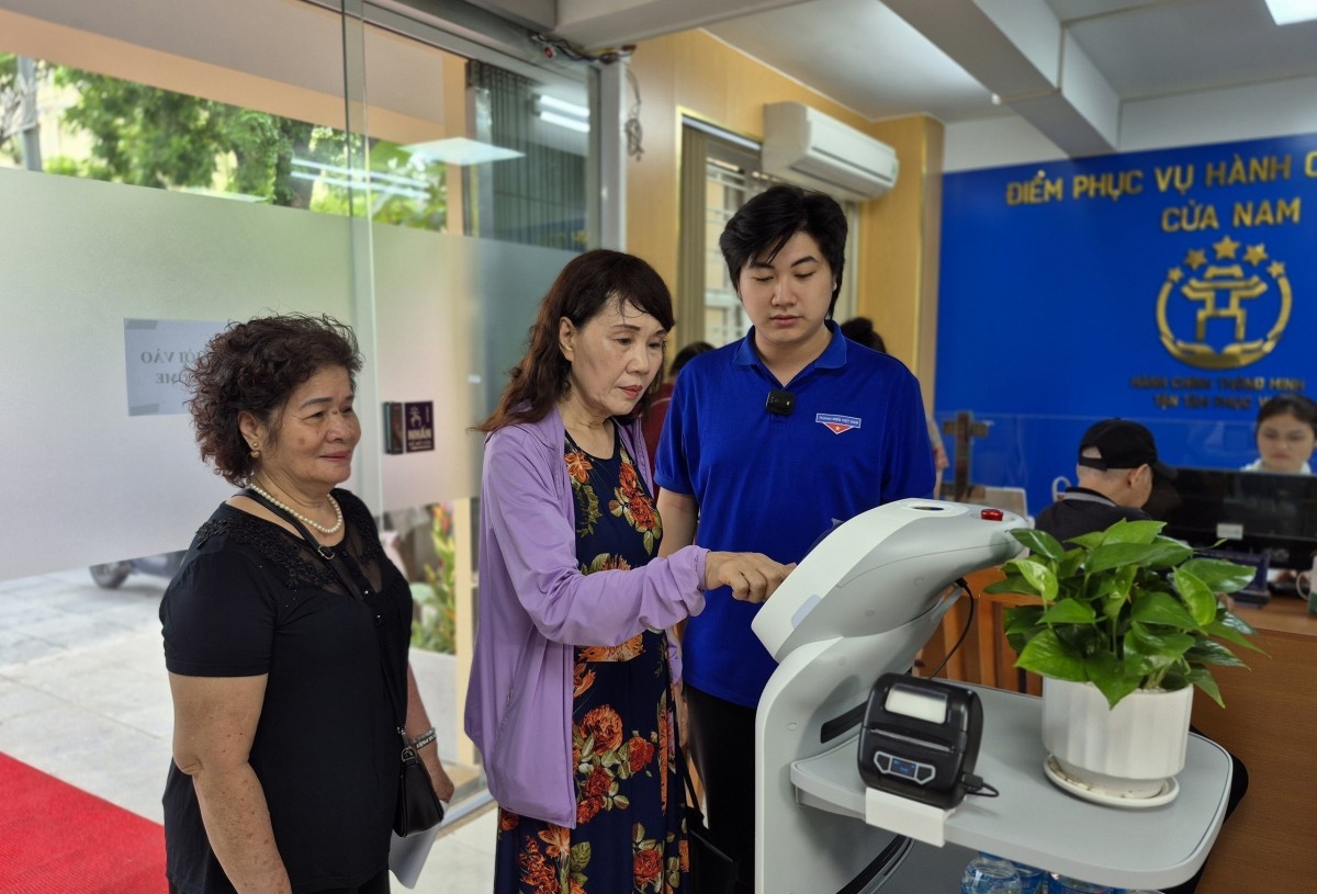 Thanh Niên Giúp Đỡ Người Dân Trải Nghiệm Robot Ai Áp Dụng Công Nghệ Trí Tuệ Nhân Tạo Hỗ Trợ Thực Hiện Các Thủ Tục Hành Chính Tại Phường Cửa Nam