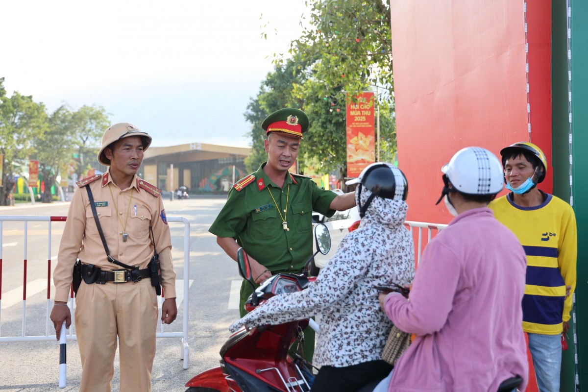 Phương án phân luồng giao thông bảo đảm an toàn Hội chợ Mùa Thu 2025 của Công an Hà Nội Phương án phân luồng giao thông bảo đảm an toàn Hội chợ Mùa Thu 2025 của Công an Hà Nội
