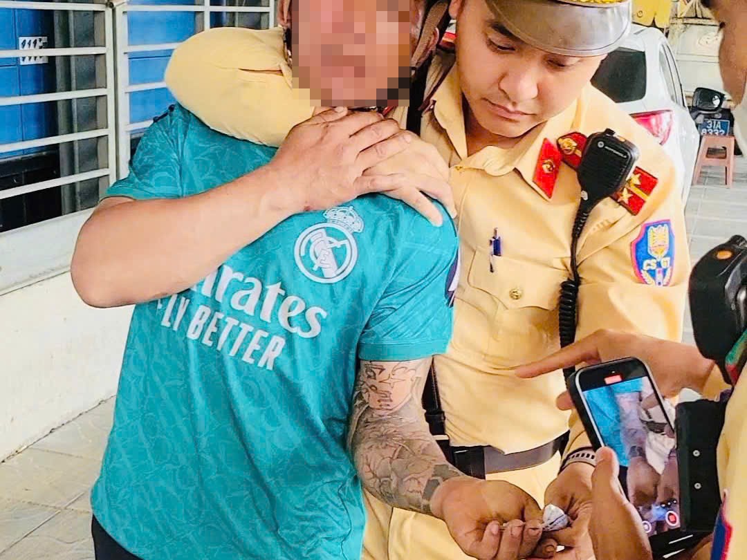 CSGT phát hiện thanh niên tàng trữ ma túy khi tham gia giao thông CSGT phát hiện thanh niên tàng trữ ma túy khi tham gia giao thông