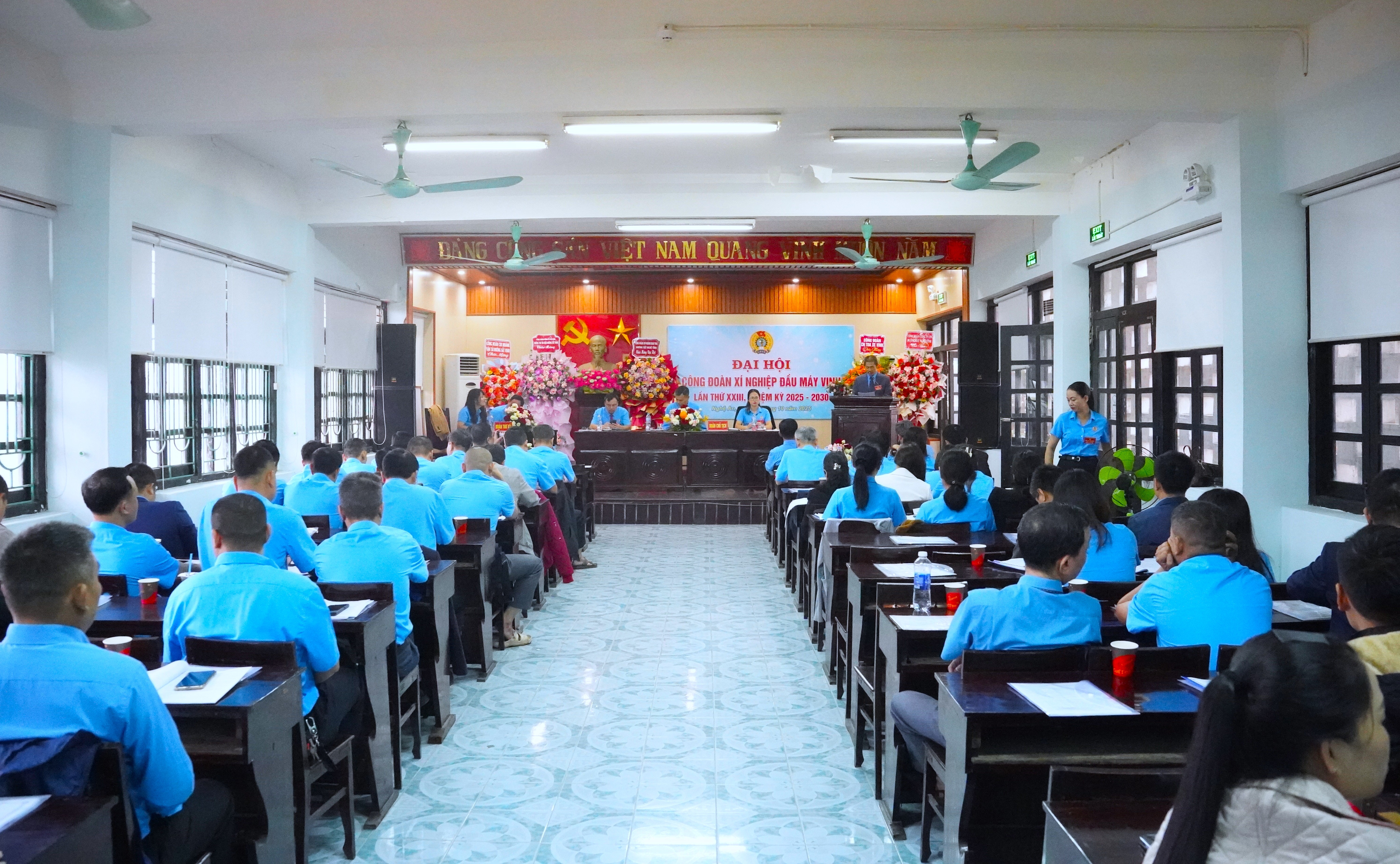 Công đoàn Xí nghiệp Đầu máy Vinh nỗ lực chăm lo tốt hơn cho người lao động trong nhiệm kỳ mới Công đoàn Xí nghiệp Đầu máy Vinh nỗ lực chăm lo tốt hơn cho người lao động trong nhiệm kỳ mới