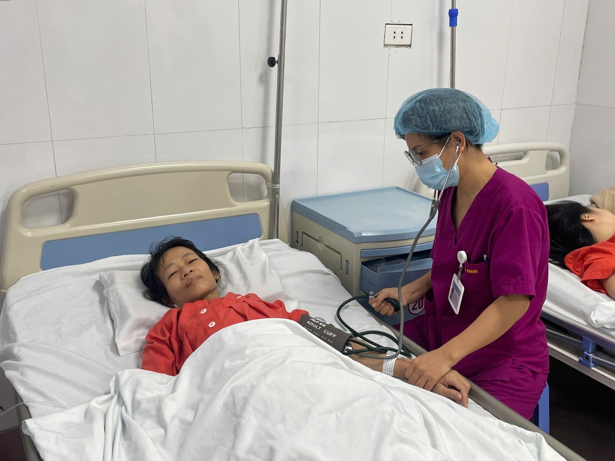 Bác sĩ cứu sống bệnh nhân mang khối u xơ tử cung khổng lồ nặng gần 10kg