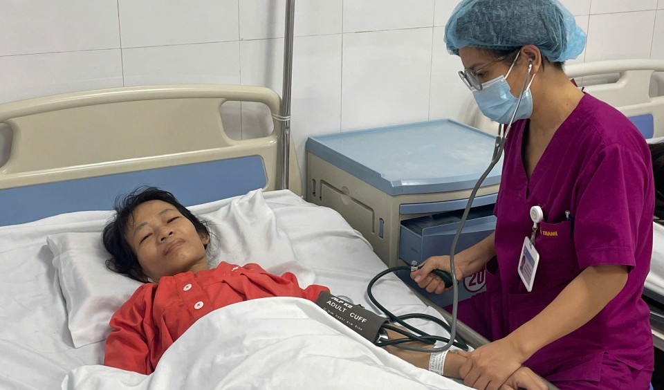 Bác sĩ cứu sống bệnh nhân mang khối u xơ tử cung khổng lồ nặng gần 10kg