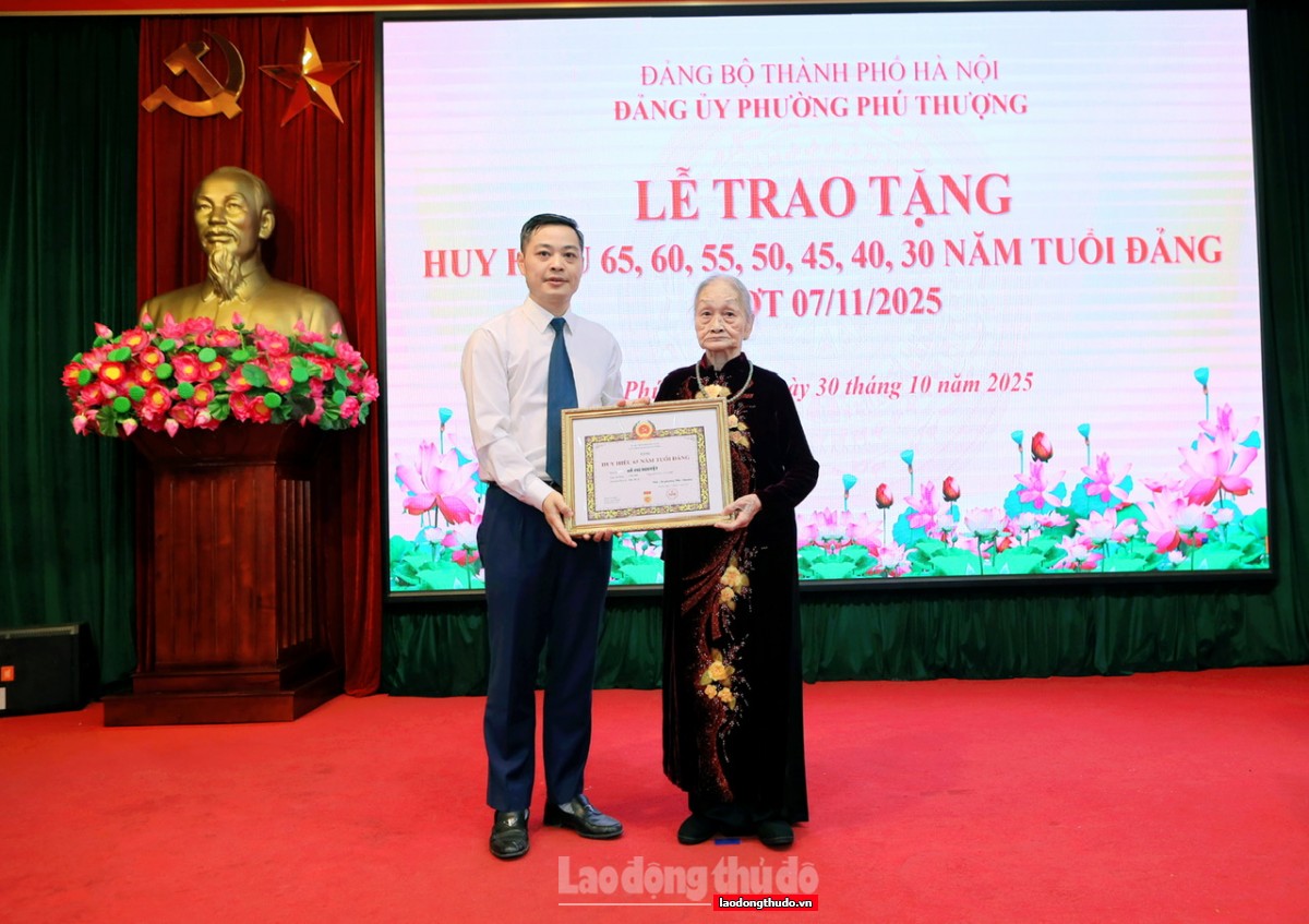 Phường Phú Thượng trao Huy hiệu Đảng đợt 7/11 tặng các đảng viên