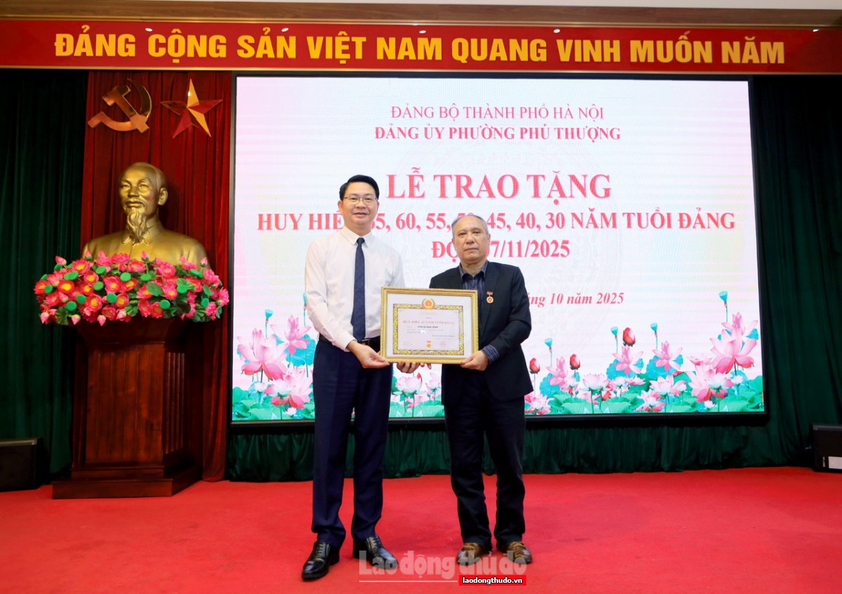 Phường Phú Thượng trao Huy hiệu Đảng đợt 7/11 tặng các đảng viên
