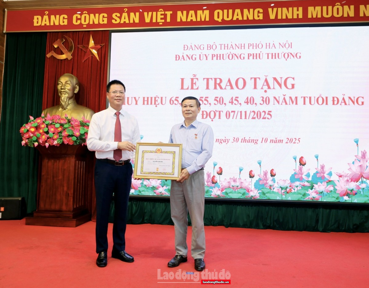 Phường Phú Thượng trao Huy hiệu Đảng đợt 7/11 tặng các đảng viên