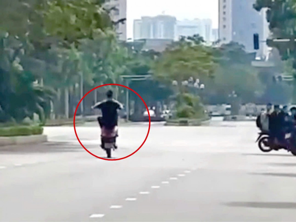 Hà Nội: Xử phạt nghiêm hành vi bốc đầu xe máy của nam thanh niên 16 tuổi