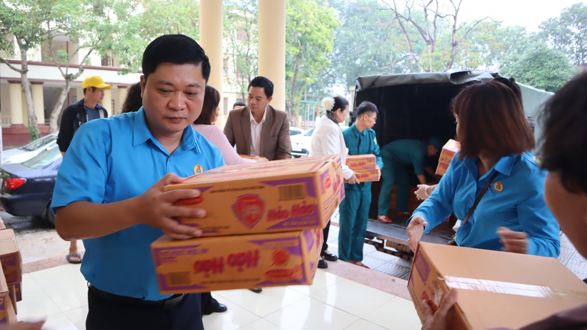 Phường Văn Miếu - Quốc Tử Giám sẻ chia khó khăn cùng nhân dân Trung Giã sau bão số 10 và 11