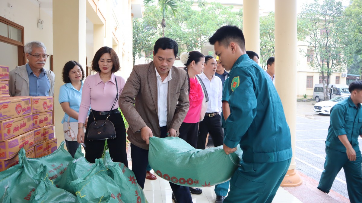 Phường Văn Miếu - Quốc Tử Giám sẻ chia khó khăn cùng nhân dân Trung Giã sau bão số 10 và 11