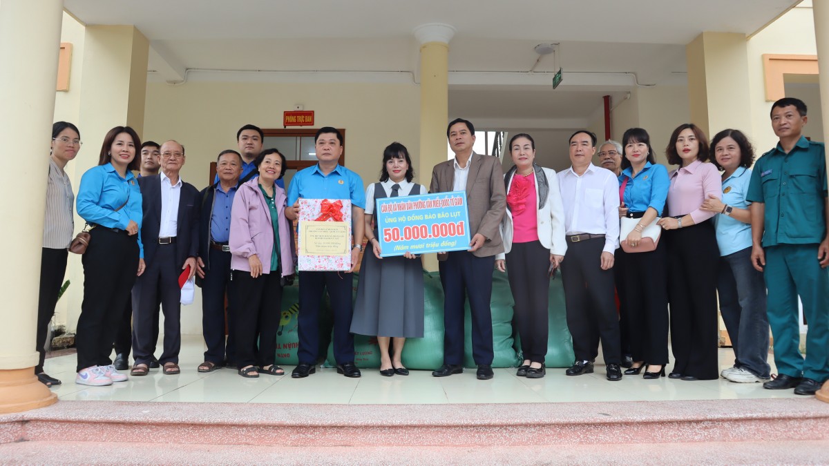 Phường Văn Miếu - Quốc Tử Giám sẻ chia khó khăn cùng nhân dân Trung Giã sau bão số 10 và 11