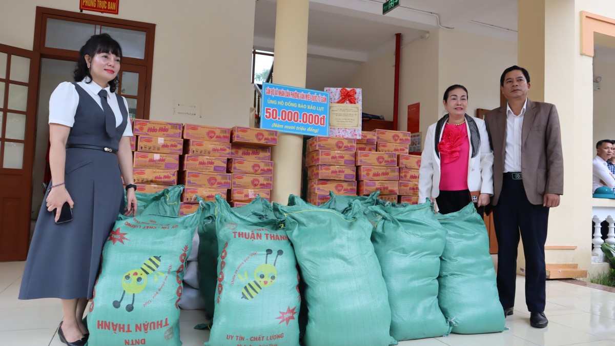 Phường Văn Miếu - Quốc Tử Giám sẻ chia khó khăn cùng nhân dân Trung Giã sau bão số 10 và 11