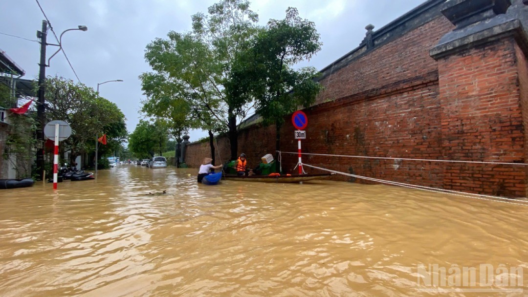 Thành phố Hà Nội hỗ trợ Huế, Đà Nẵng, Quảng Ngãi 30 tỷ đồng khắc phục hậu quả mưa lũ