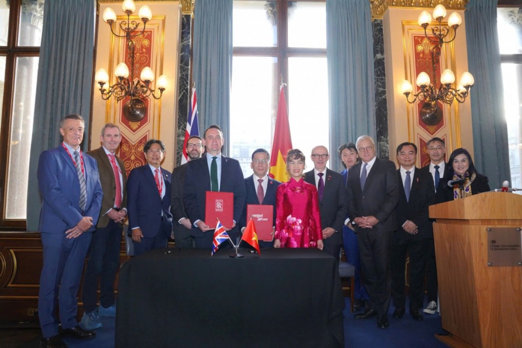 Vietjet và Rolls-Royce ký kết hợp đồng động cơ Trent 7000 trị giá 3,8 tỷ đô la Mỹ Vietjet và Rolls-Royce ký kết hợp đồng động cơ Trent 7000 trị giá 3,8 tỷ đô la Mỹ
