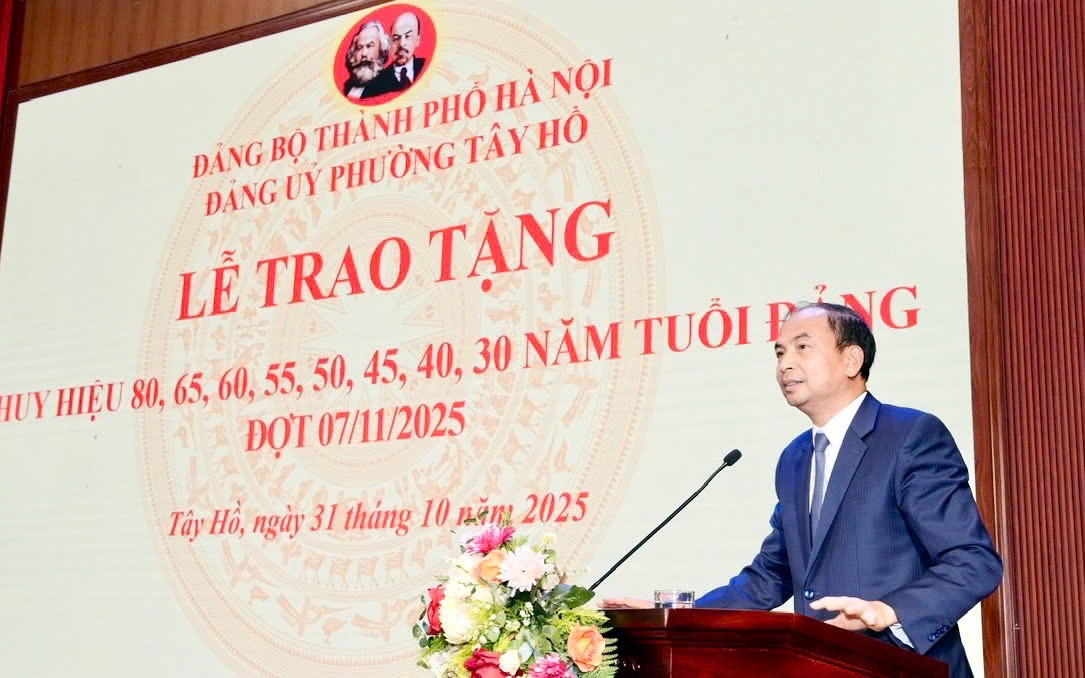 Đảng ủy phường Tây Hồ: Trao Huy hiệu Đảng tặng 129 đảng viên Đảng ủy phường Tây Hồ: Trao Huy hiệu Đảng tặng 129 đảng viên