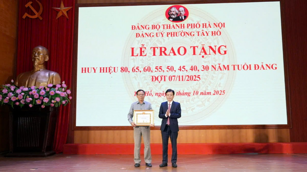 Đảng ủy phường Tây Hồ: Trao Huy hiệu Đảng tặng 129 đảng viên Đảng ủy phường Tây Hồ: Trao Huy hiệu Đảng tặng 129 đảng viên