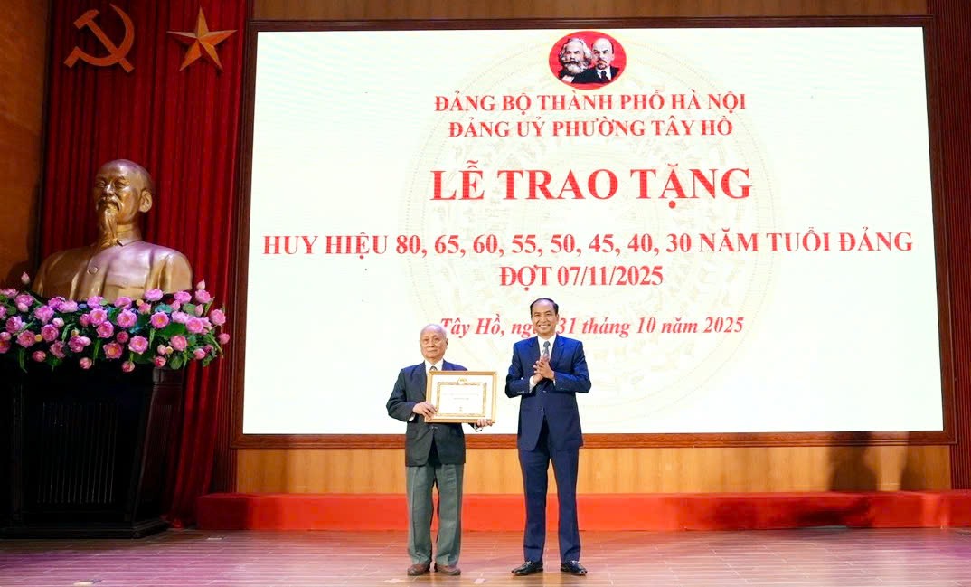 Đảng ủy phường Tây Hồ: Trao Huy hiệu Đảng tặng 129 đảng viên Đảng ủy phường Tây Hồ: Trao Huy hiệu Đảng tặng 129 đảng viên