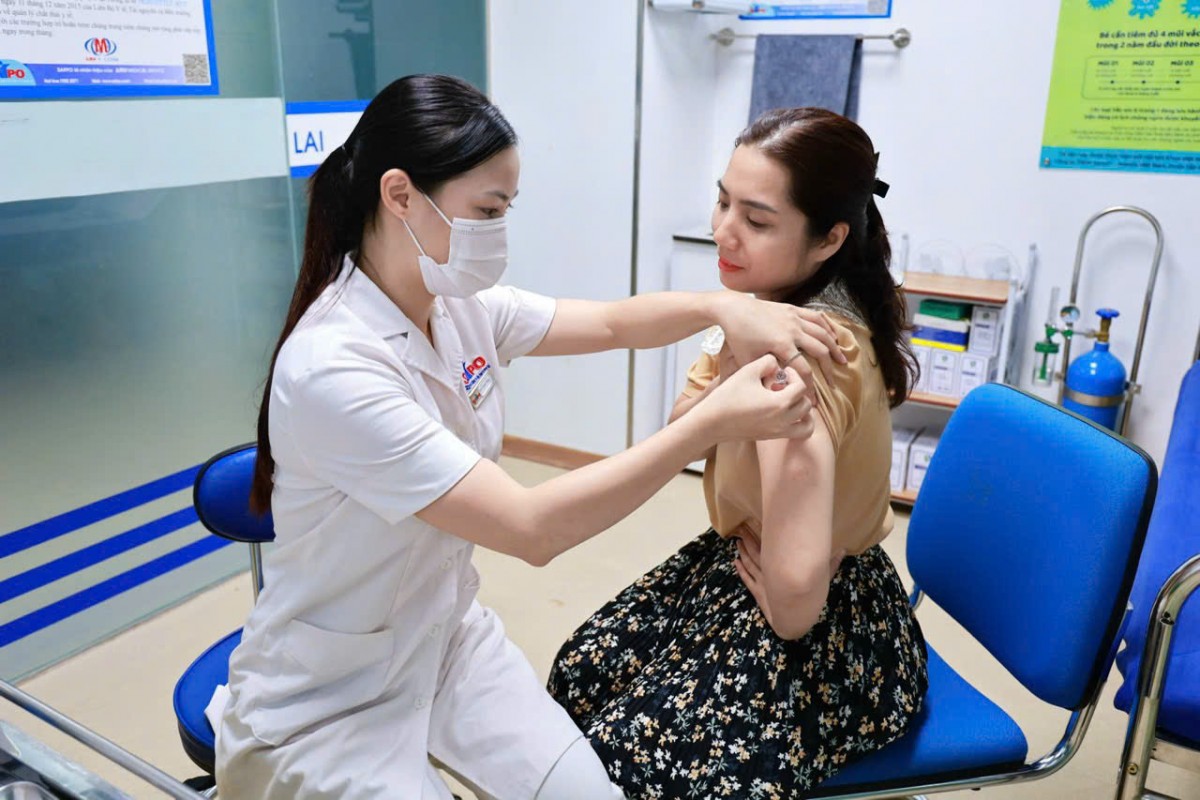 Tiêm vắc xin cúm mùa: Lá chắn hiệu quả trong thời điểm giao mùa Tiêm vắc xin cúm mùa: Lá chắn hiệu quả trong thời điểm giao mùa