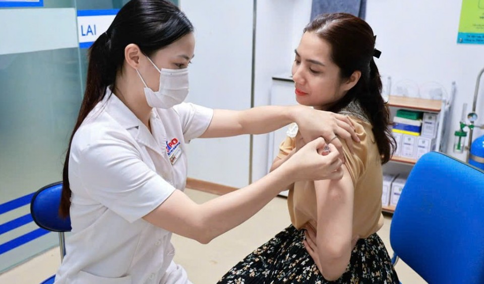 Tiêm vắc xin cúm mùa: Lá chắn hiệu quả trong thời điểm giao mùa