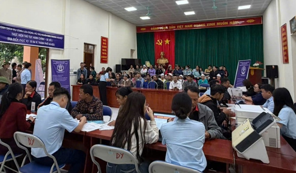 Mô hình “Dịch vụ công lưu động” đến phục vụ người dân thôn Dy, xã Ba Vì