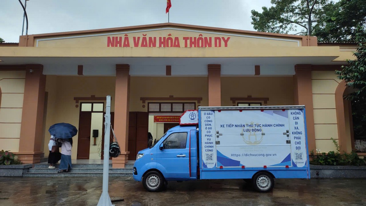 Mô hình “Dịch vụ công lưu động” đến phục vụ người dân thôn Dy, xã Ba Vì