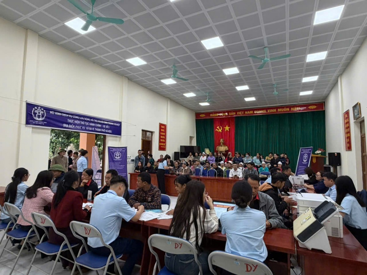 Mô hình “Dịch vụ công lưu động” đến phục vụ người dân thôn Dy, xã Ba Vì