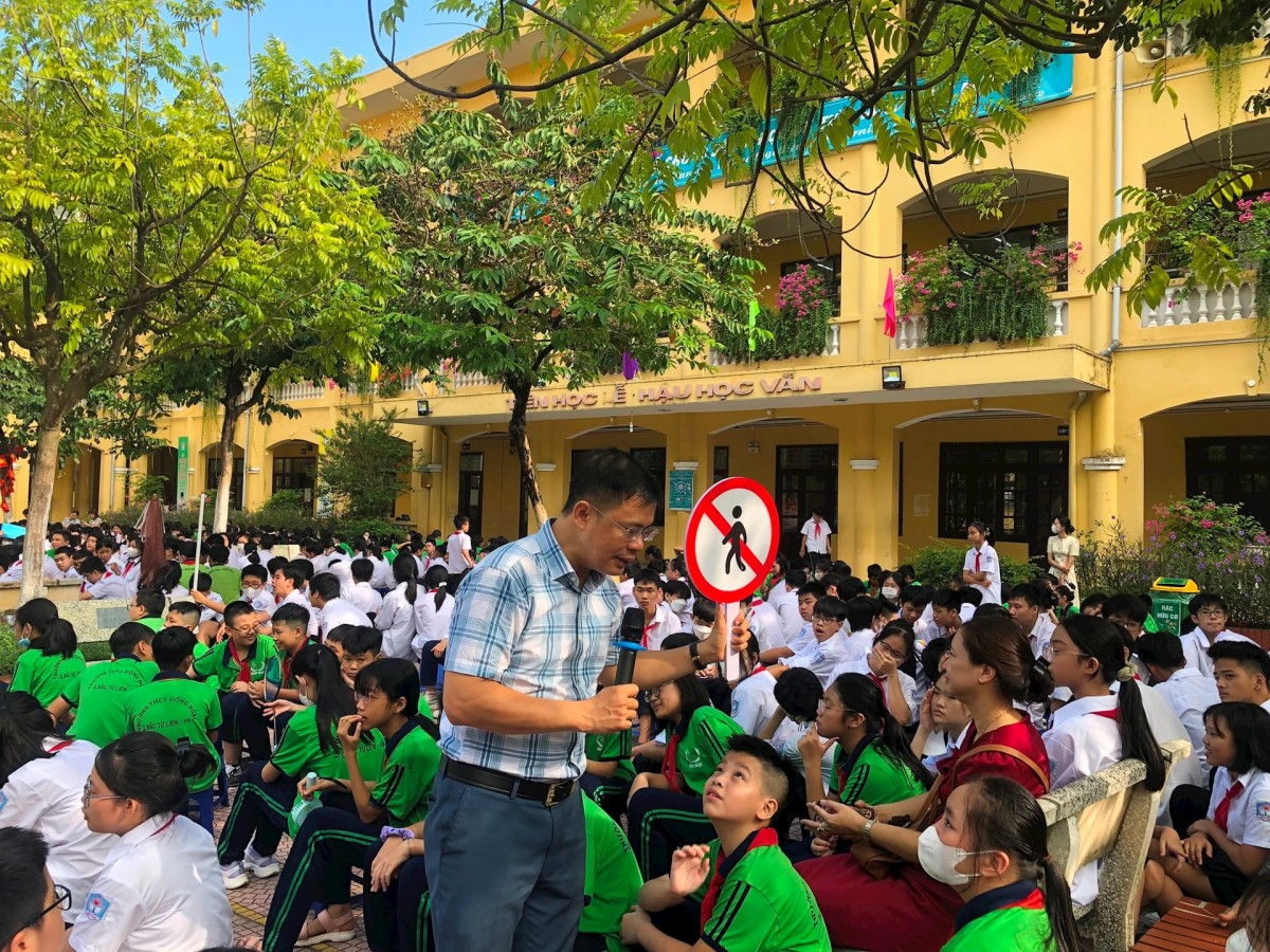 Kỳ 2: Biện pháp nào giúp giảm vi phạm quanh cổng trường?