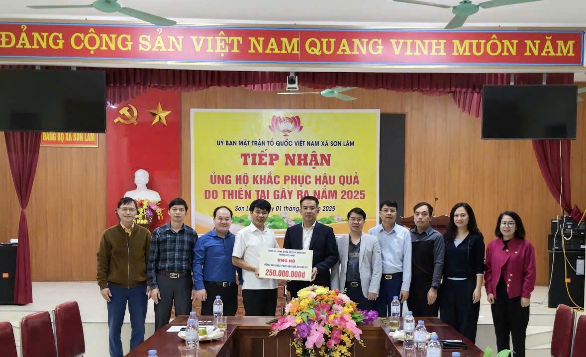 Phường Việt Hưng trao 500 triệu đồng, hỗ trợ nhân dân Nghệ An khắc phục hậu quả mưa lũ