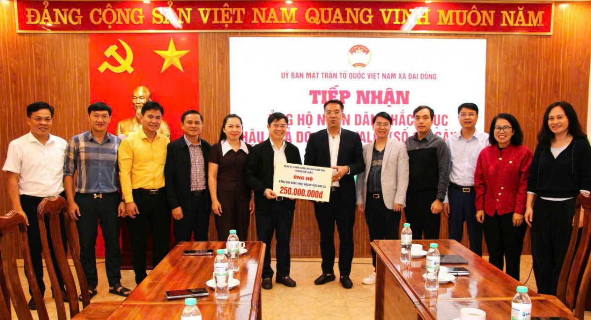 Phường Việt Hưng trao 500 triệu đồng, hỗ trợ nhân dân Nghệ An khắc phục hậu quả mưa lũ