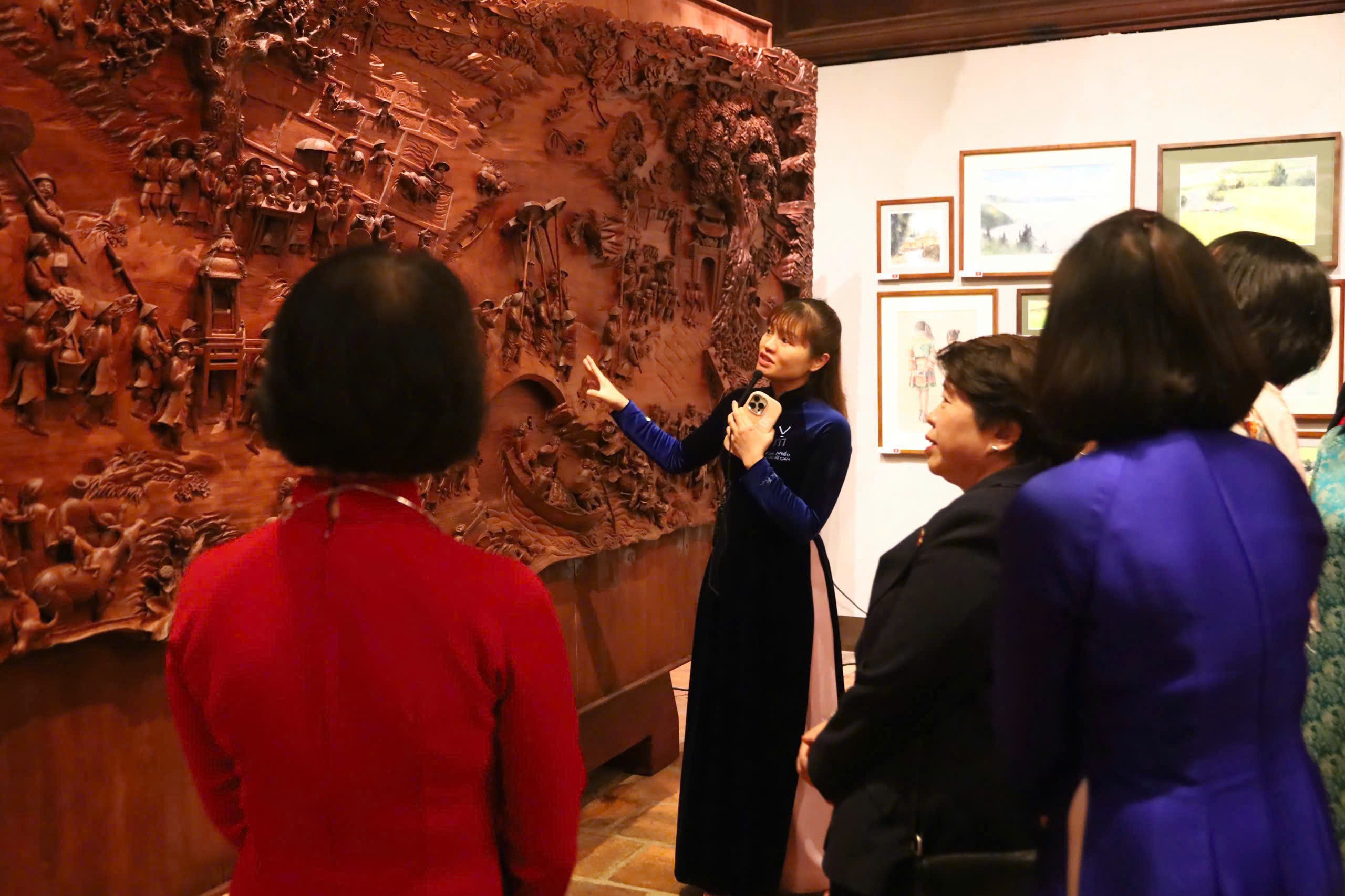 Tôn vinh tà áo dài Việt Nam trong không gian di sản