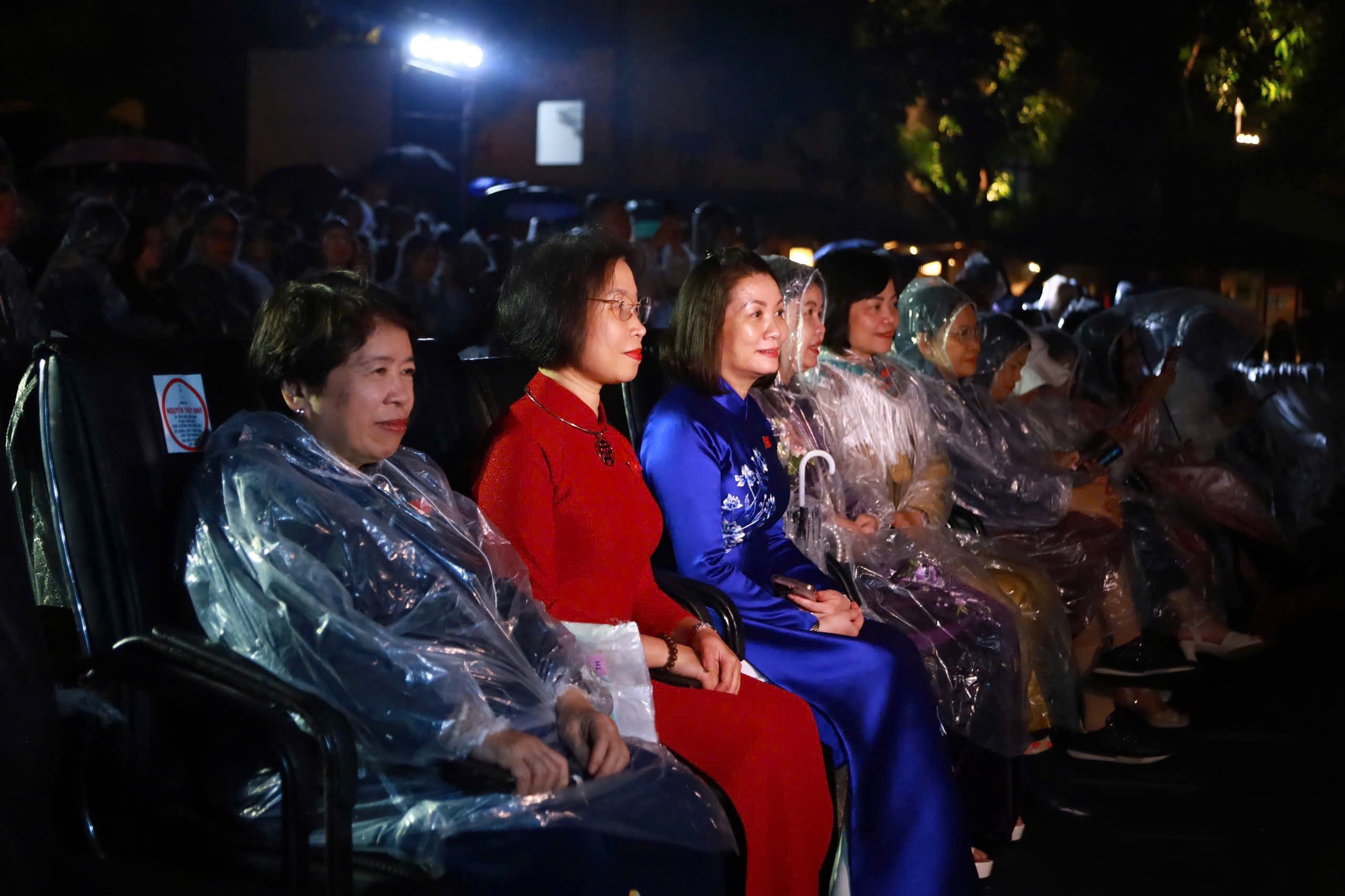 Tôn vinh tà áo dài Việt Nam trong không gian di sản