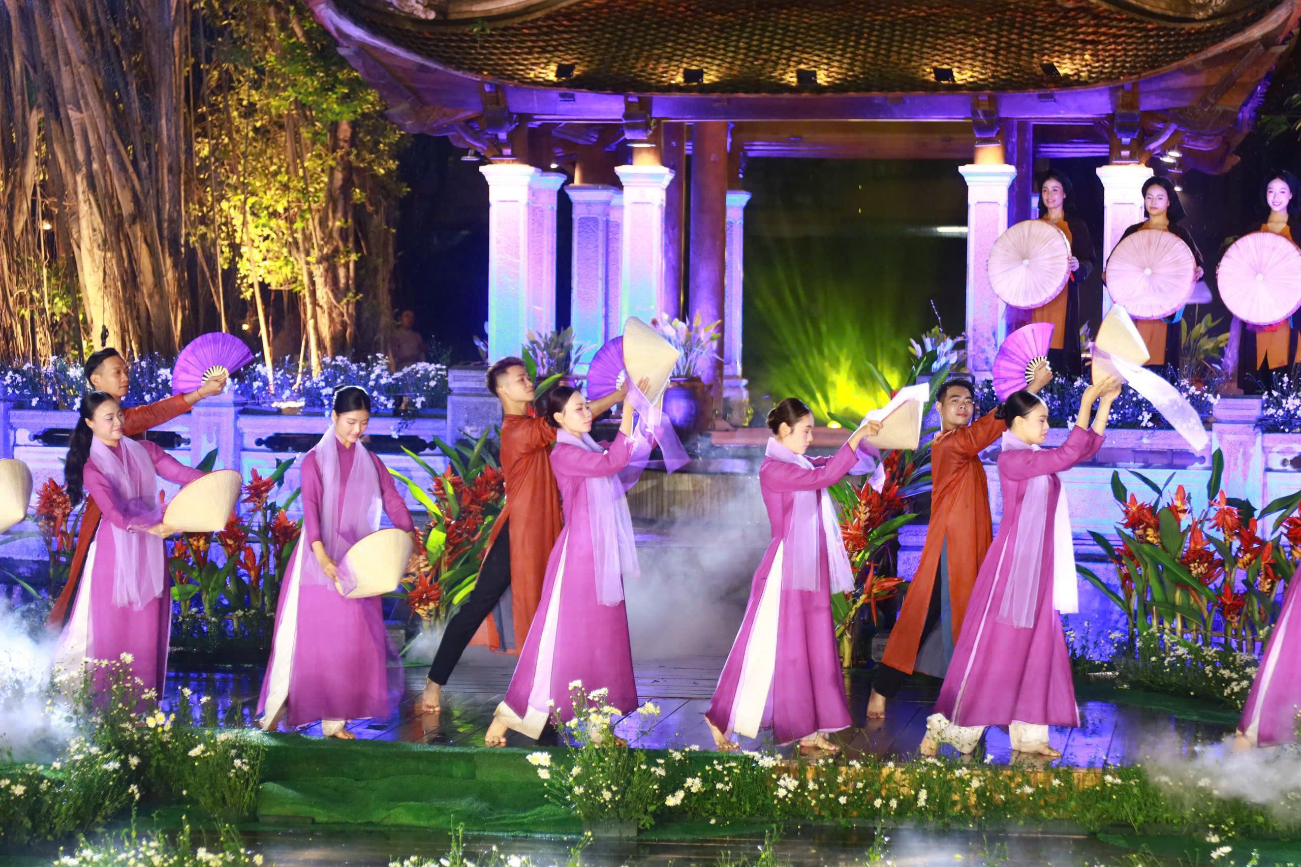 Tôn vinh tà áo dài Việt Nam trong không gian di sản