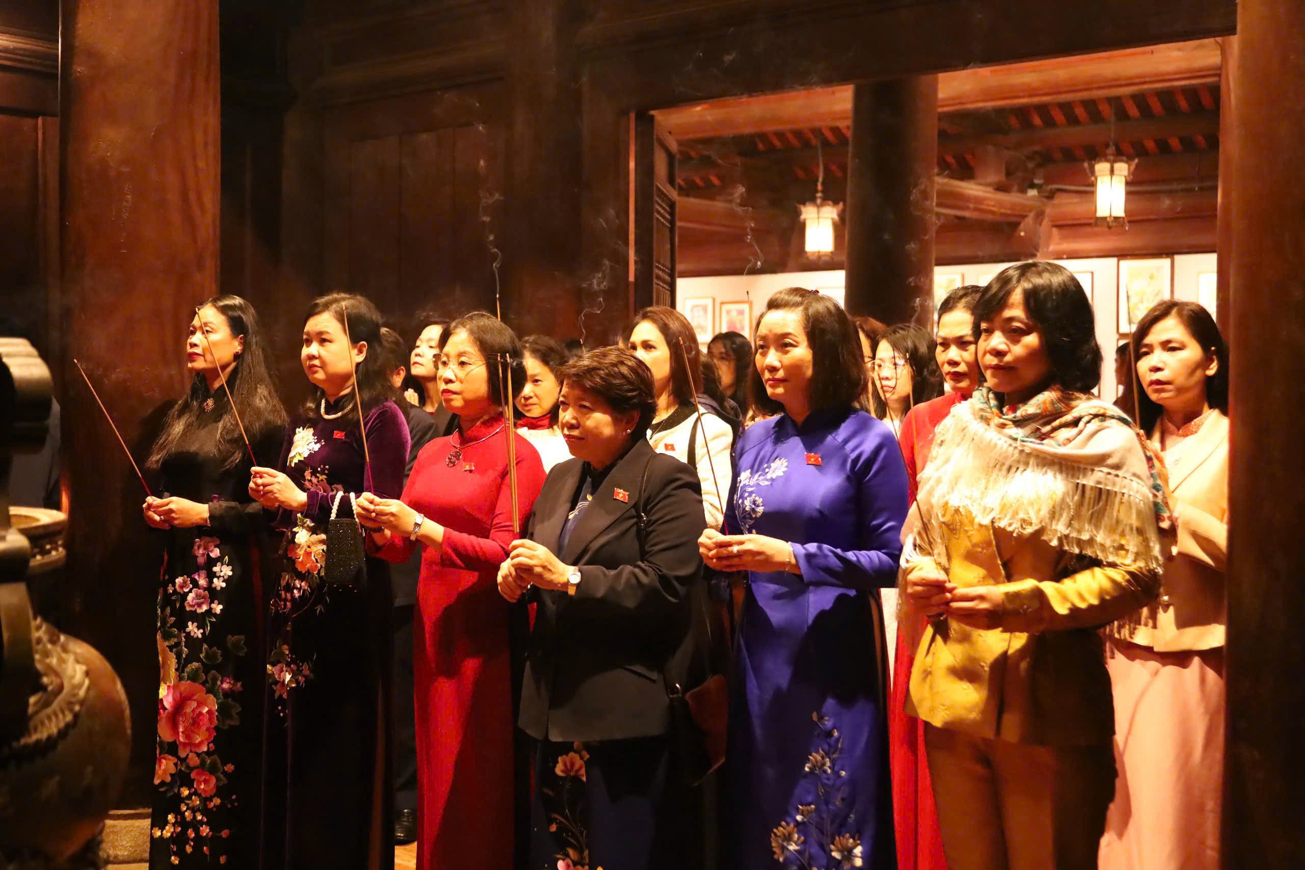 Tôn vinh tà áo dài Việt Nam trong không gian di sản