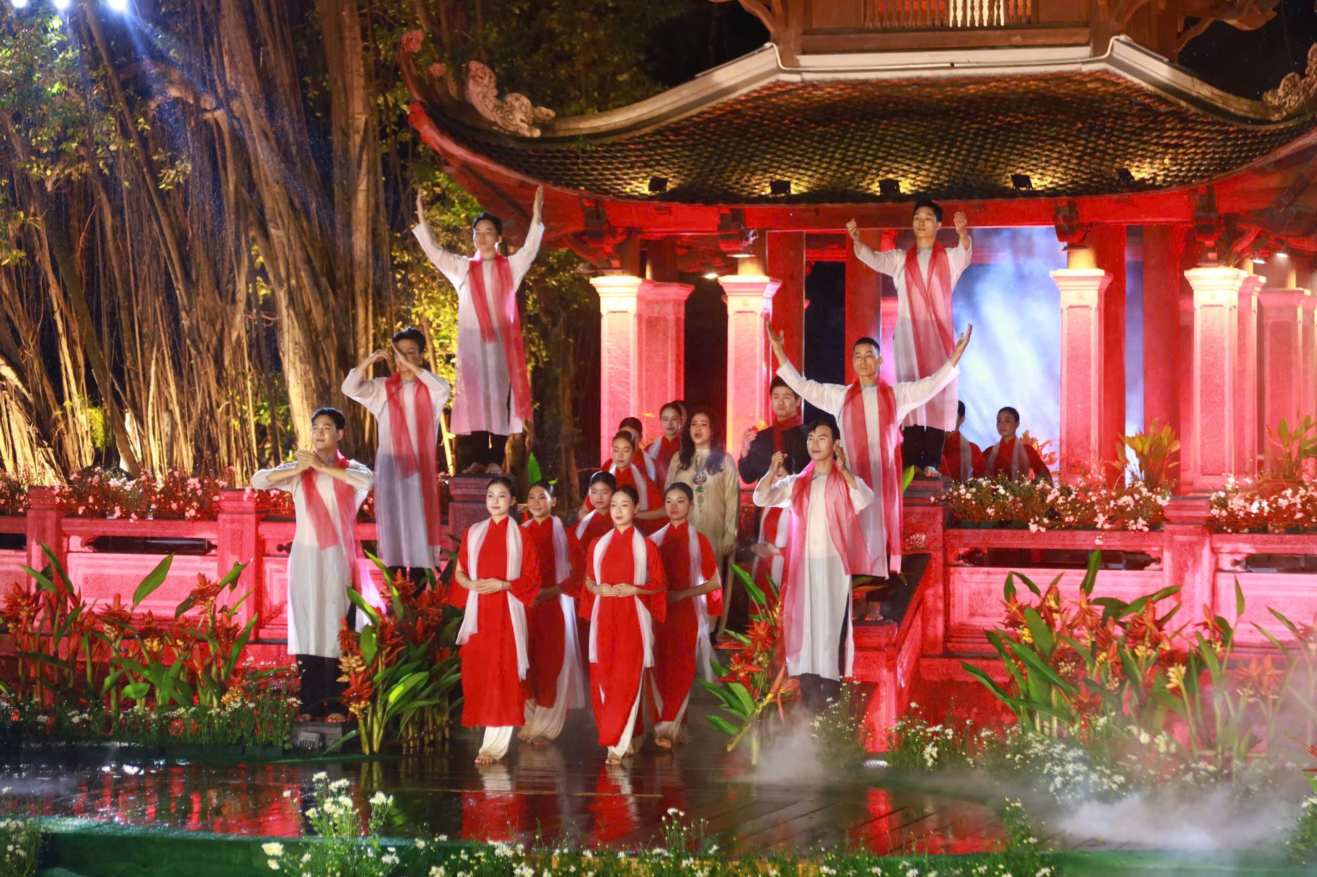 Tôn vinh tà áo dài Việt Nam trong không gian di sản