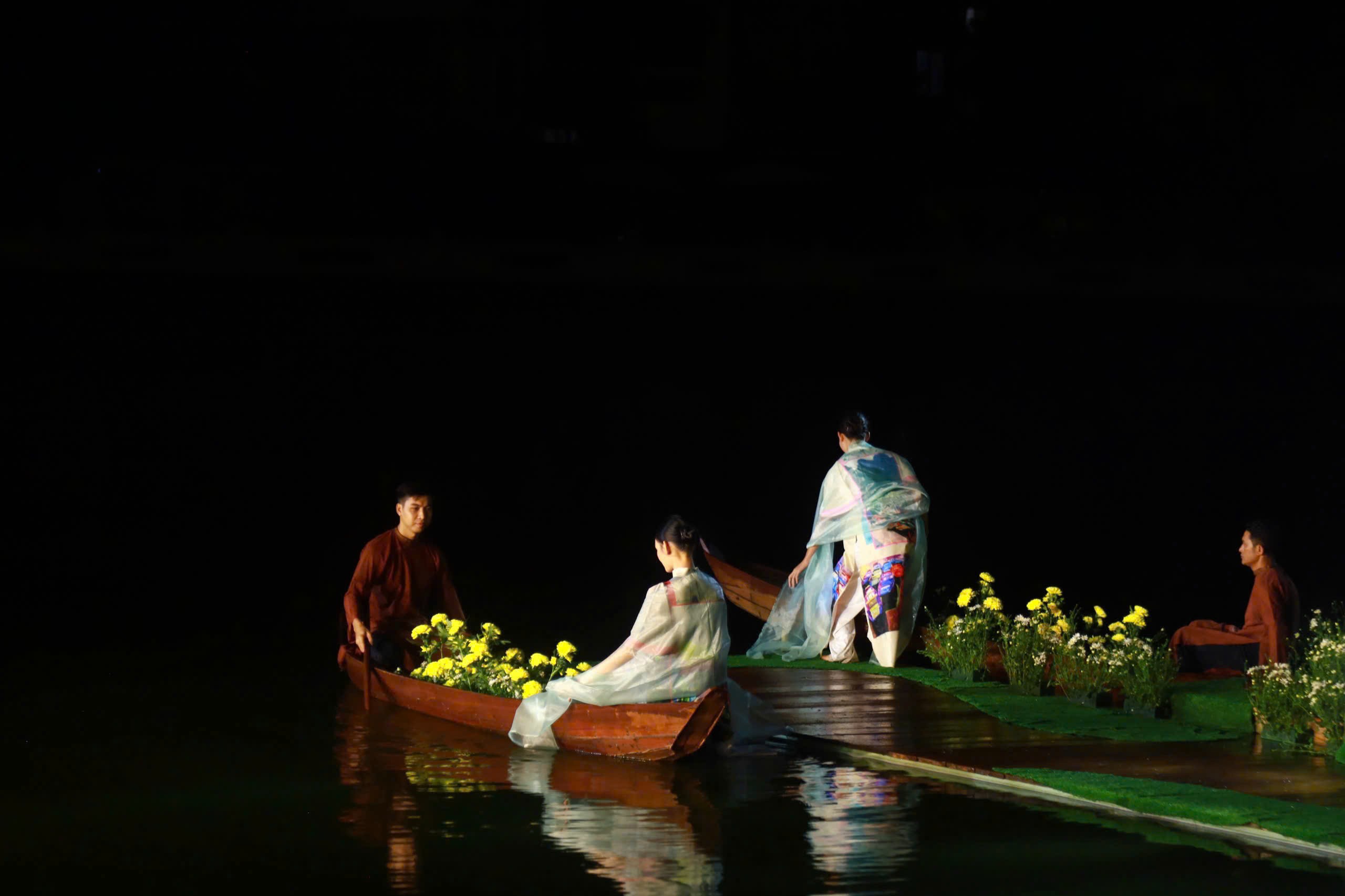 Tôn vinh tà áo dài Việt Nam trong không gian di sản