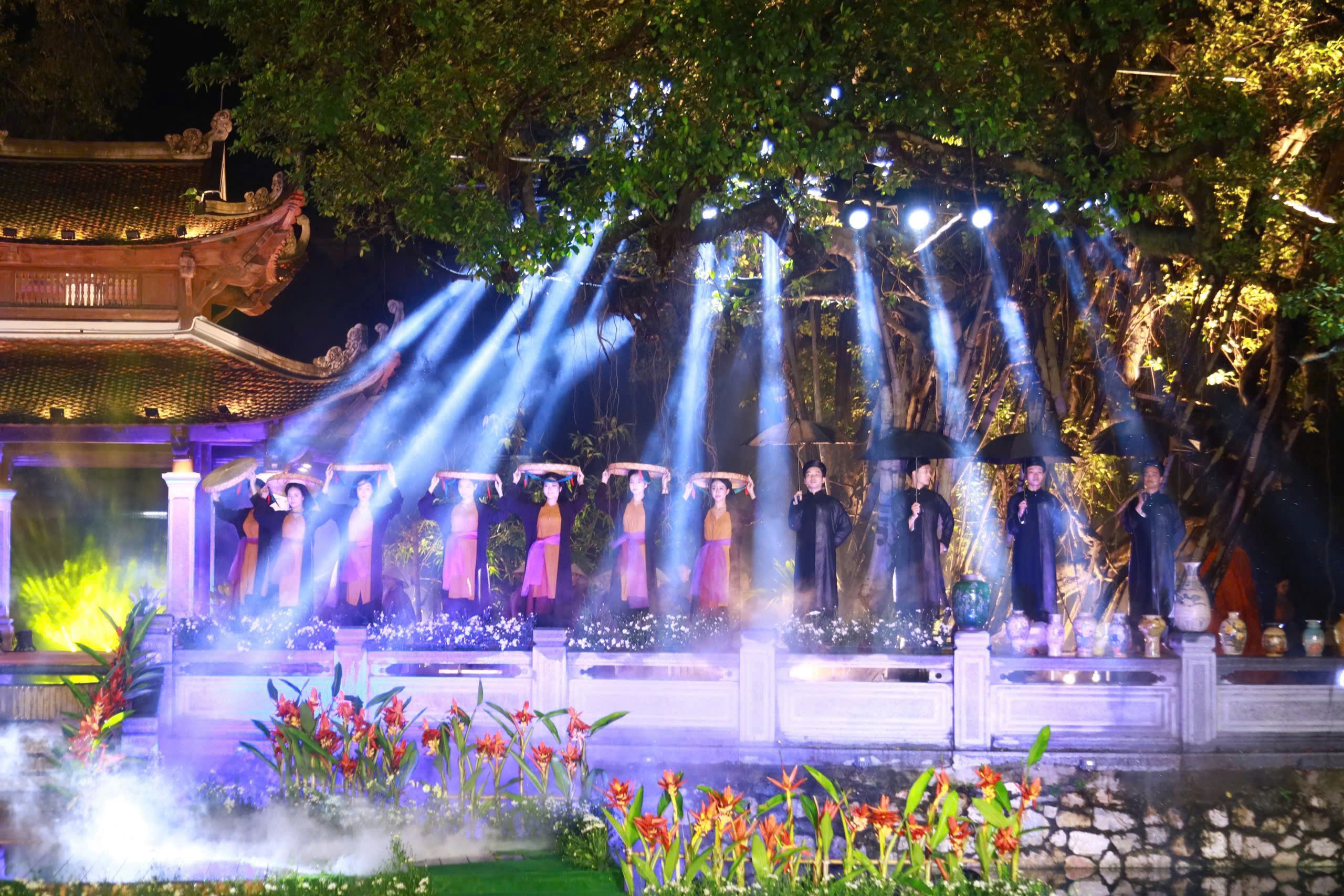 Tôn vinh tà áo dài Việt Nam trong không gian di sản