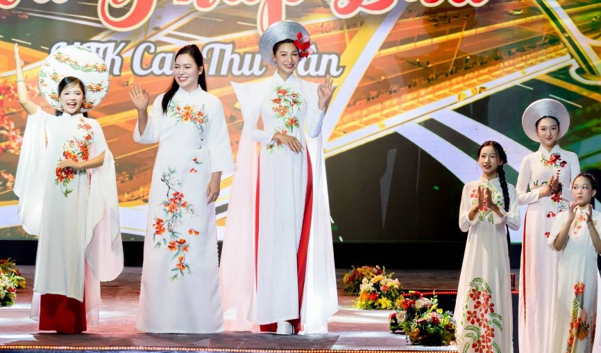 “Hoa thắp lửa” của nhà thiết kế Cao Thu Vân tỏa sáng tại Áo dài Fashion Show 2025