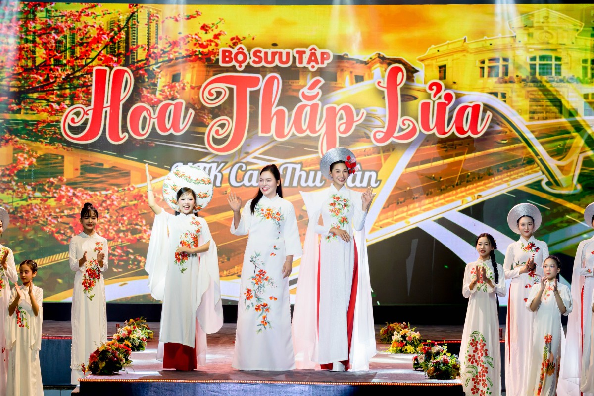 “Hoa thắp lửa” của nhà thiết kế Cao Thu Vân tỏa sáng tại Áo dài Fashion Show 2025 “Hoa thắp lửa” của nhà thiết kế Cao Thu Vân tỏa sáng tại Áo dài Fashion Show 2025