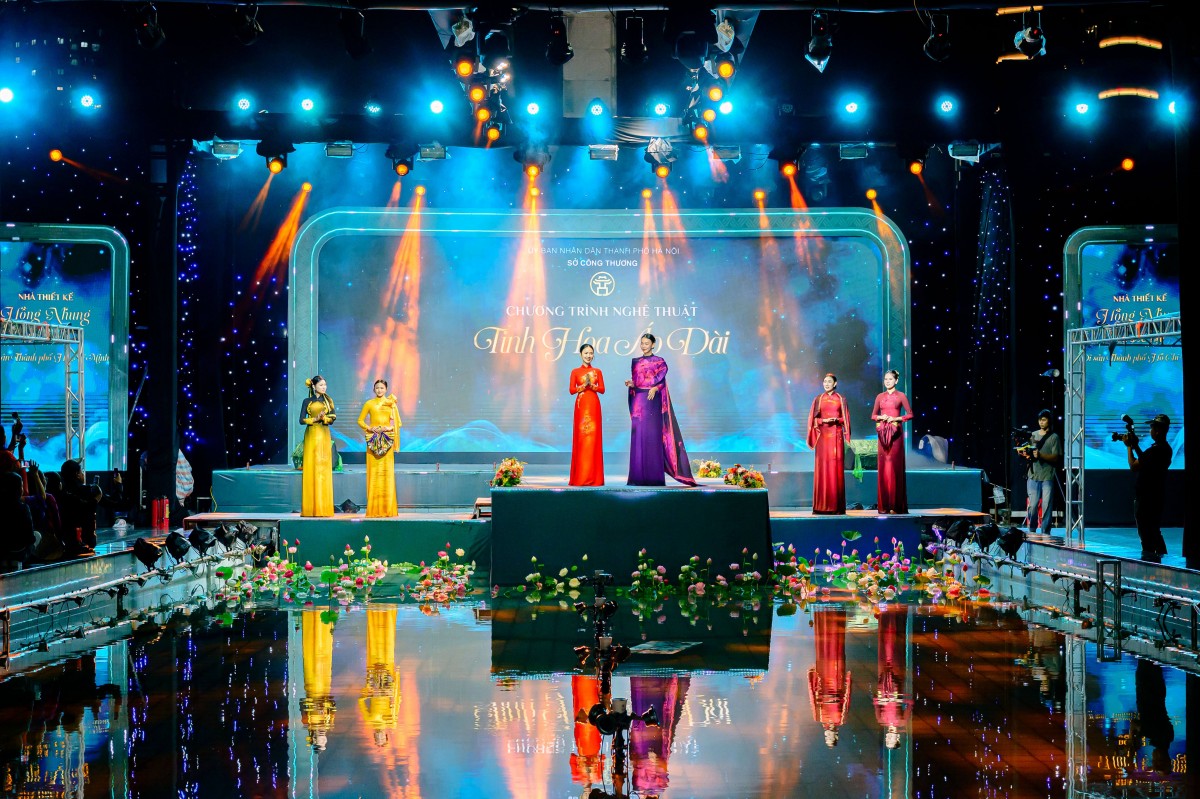 “Hoa thắp lửa” của nhà thiết kế Cao Thu Vân tỏa sáng tại Áo dài Fashion Show 2025 “Hoa thắp lửa” của nhà thiết kế Cao Thu Vân tỏa sáng tại Áo dài Fashion Show 2025