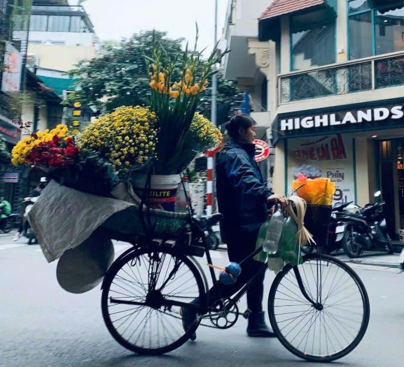 Khúc giao mùa bên những chiếc xe hoa Khúc giao mùa bên những chiếc xe hoa