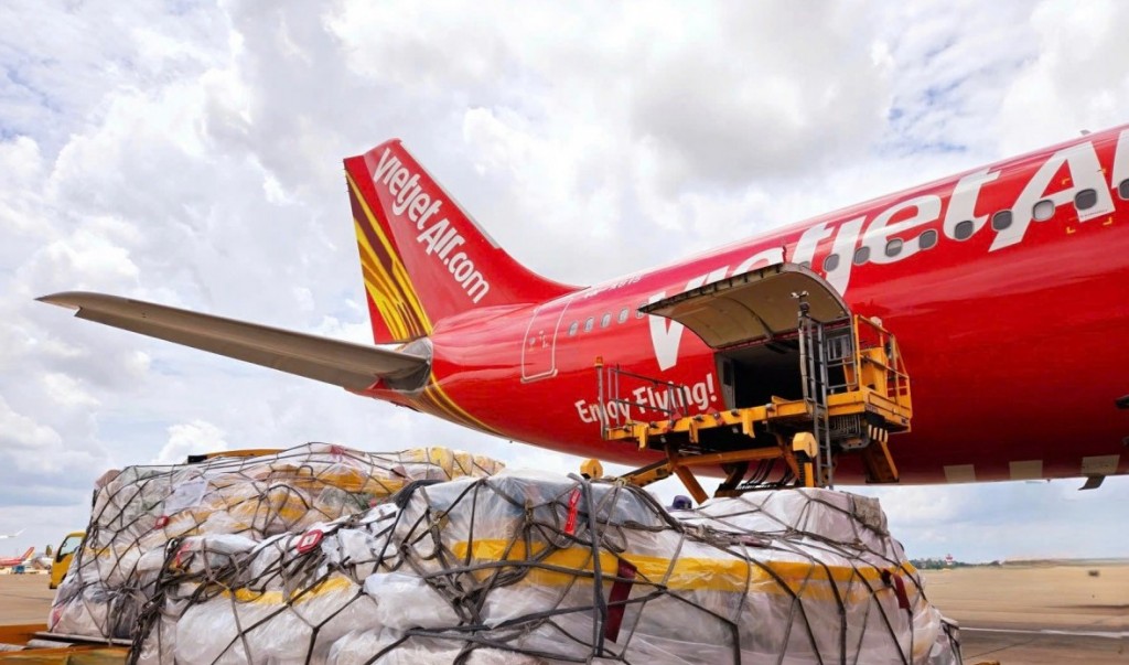 Vietjet cùng đồng bào vượt qua bão lũ, lan tỏa yêu thương