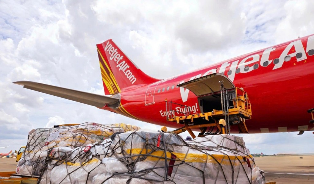 Vietjet cùng đồng bào vượt qua bão lũ, lan tỏa yêu thương Vietjet cùng đồng bào vượt qua bão lũ, lan tỏa yêu thương