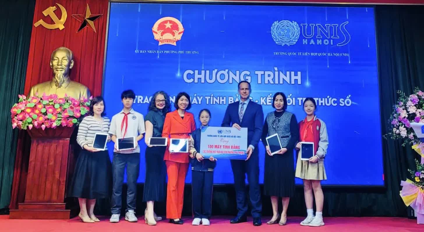 UNIS Hà Nội tặng 100 máy tính bảng hỗ trợ chuyển đổi số giáo dục phường Phú Thượng