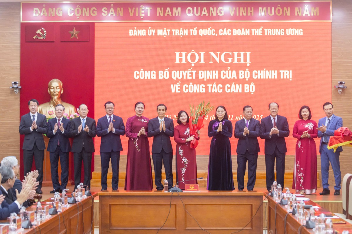 Đồng chí Bùi Thị Minh Hoài giữ chức Bí thư Đảng ủy Mặt trận Tổ quốc, các đoàn thể Trung ương