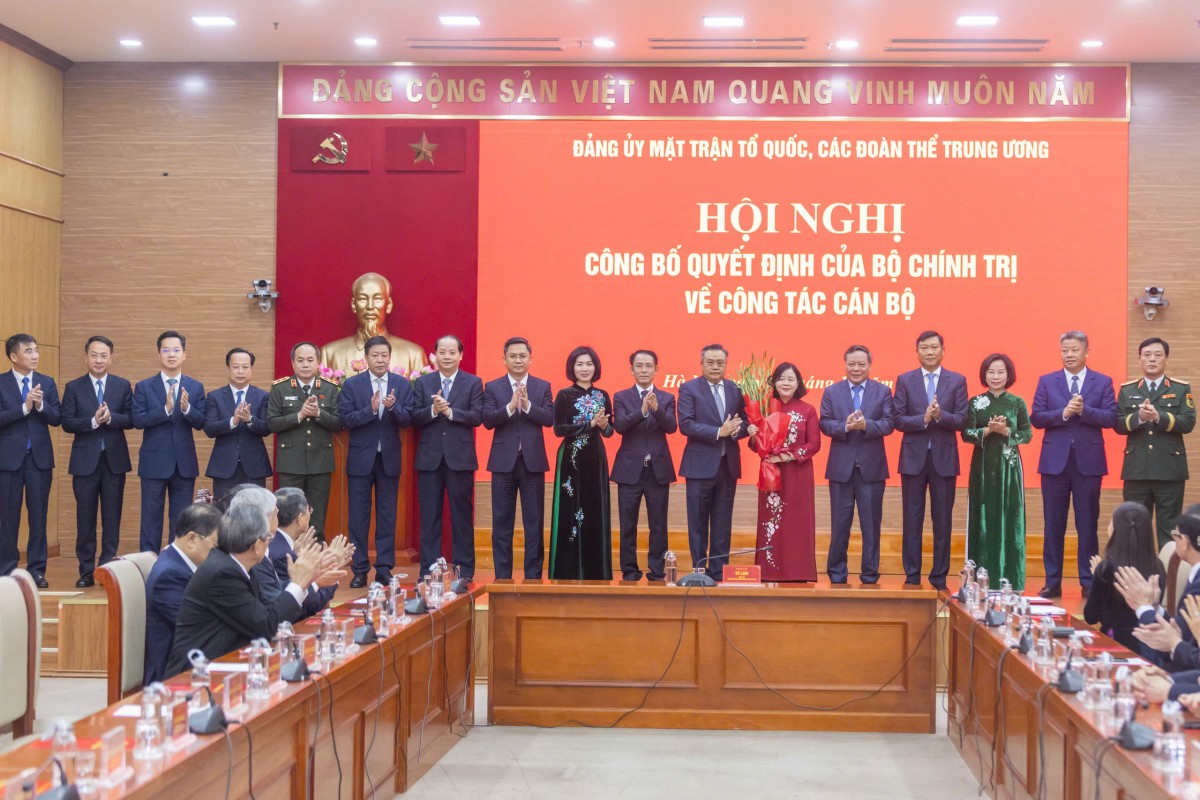 Đồng chí Bùi Thị Minh Hoài giữ chức Bí thư Đảng ủy Mặt trận Tổ quốc, các đoàn thể Trung ương