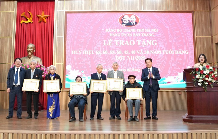 Bát Tràng tổ chức lễ trao tặng, truy tặng Huy hiệu Đảng đợt 7/11 Bát Tràng tổ chức lễ trao tặng, truy tặng Huy hiệu Đảng đợt 7/11