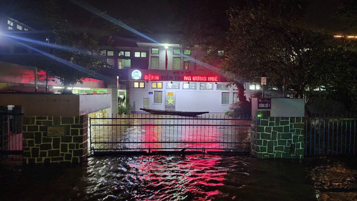 UNIQLO Việt Nam đóng góp 500 triệu đồng và hơn 2.000 sản phẩm hỗ trợ người dân Huế khắc phục hậu quả mưa lũ