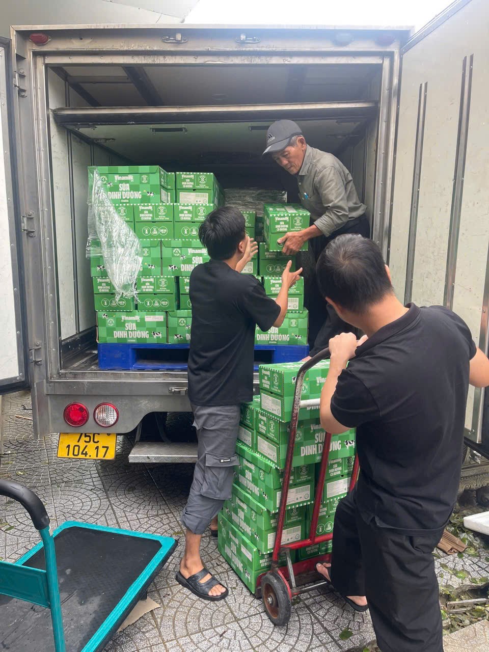 UNIQLO Việt Nam đóng góp 500 triệu đồng và hơn 2.000 sản phẩm hỗ trợ khắc phục hậu quả mưa lũ tại Huế