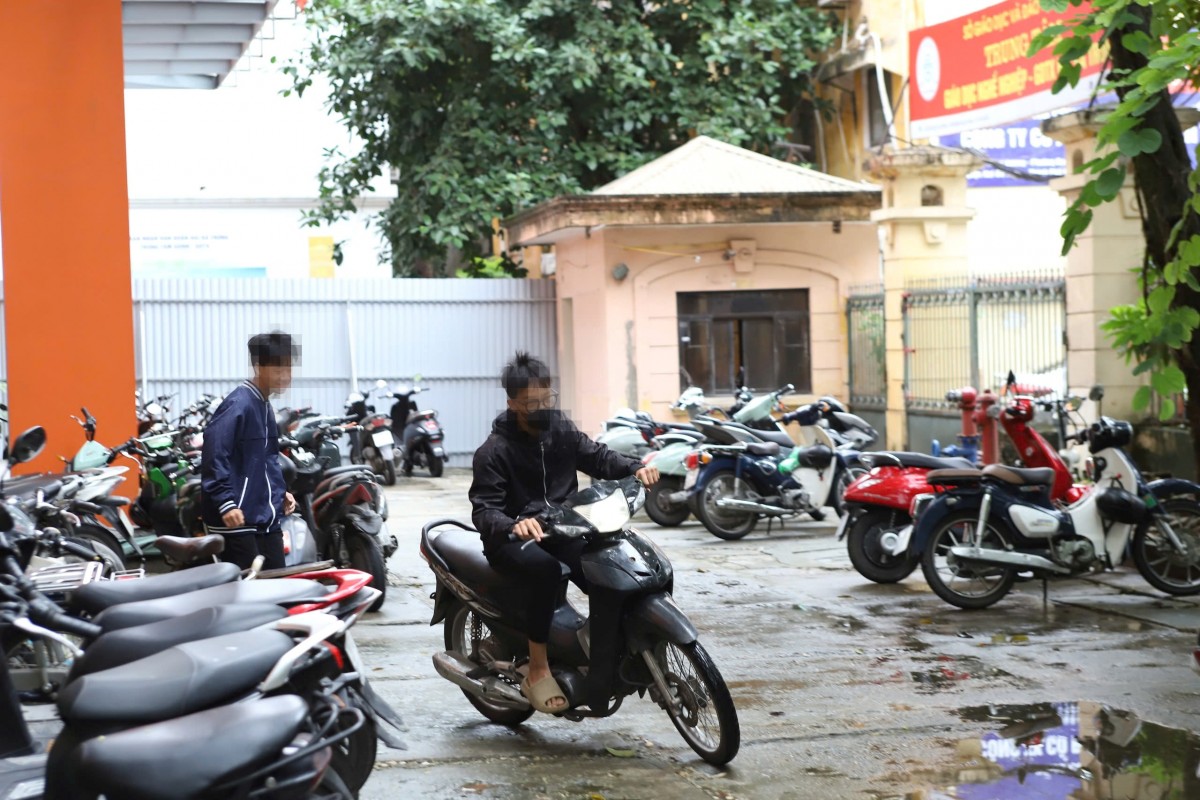 CSGT Hà Nội đột kích bãi giữ xe trường học: Học sinh tẩu tán phương tiện không thành