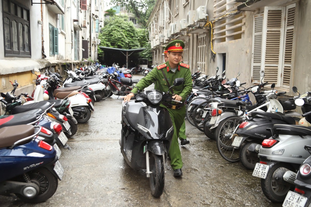 CSGT Hà Nội đột kích bãi giữ xe trường học: Học sinh tẩu tán phương tiện không thành