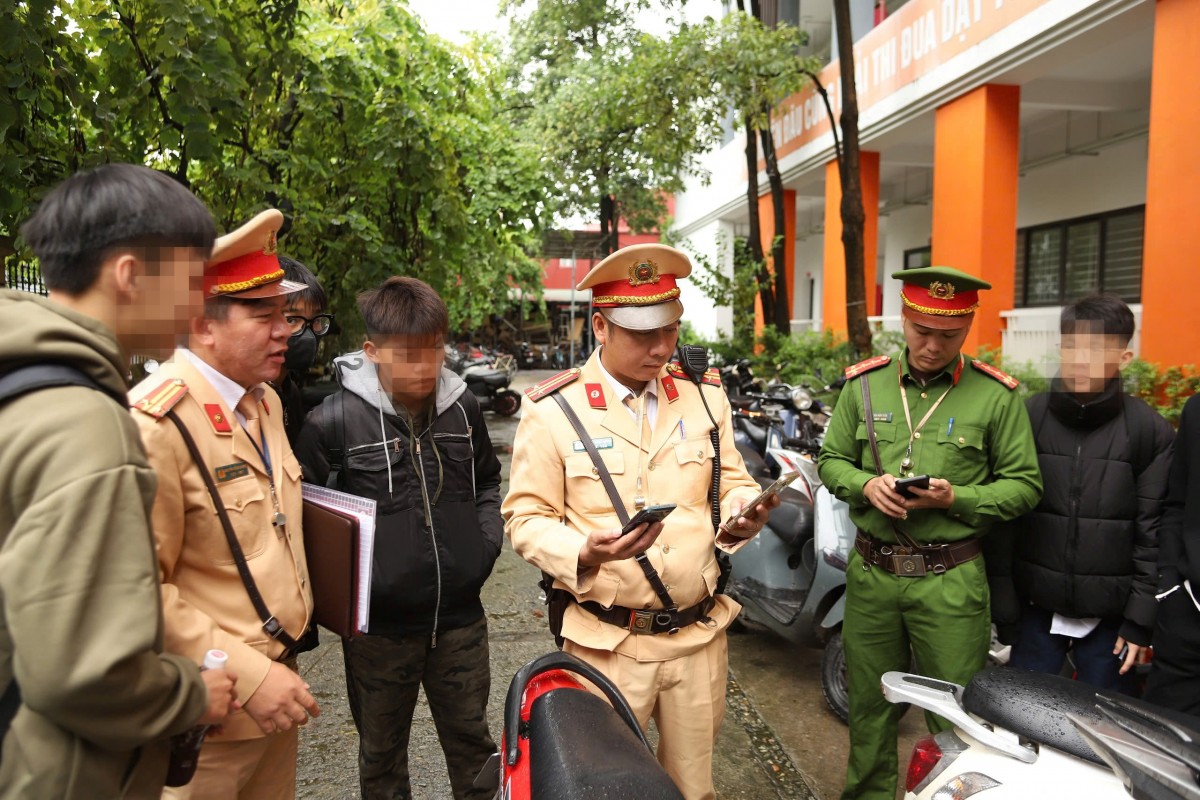 CSGT Hà Nội đột kích bãi giữ xe trường học: Học sinh tẩu tán phương tiện không thành