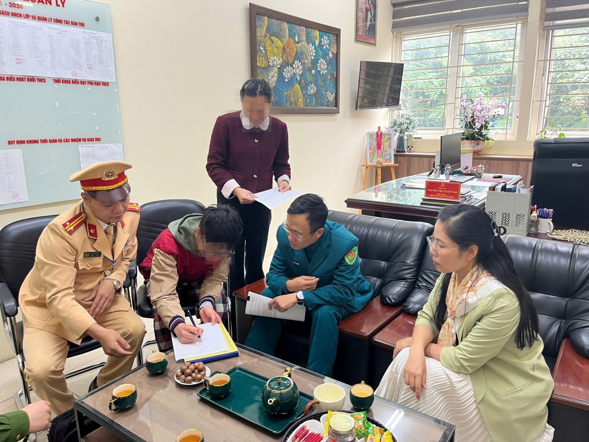 CSGT Hà Nội đột kích bãi giữ xe trường học: Học sinh tẩu tán phương tiện không thành